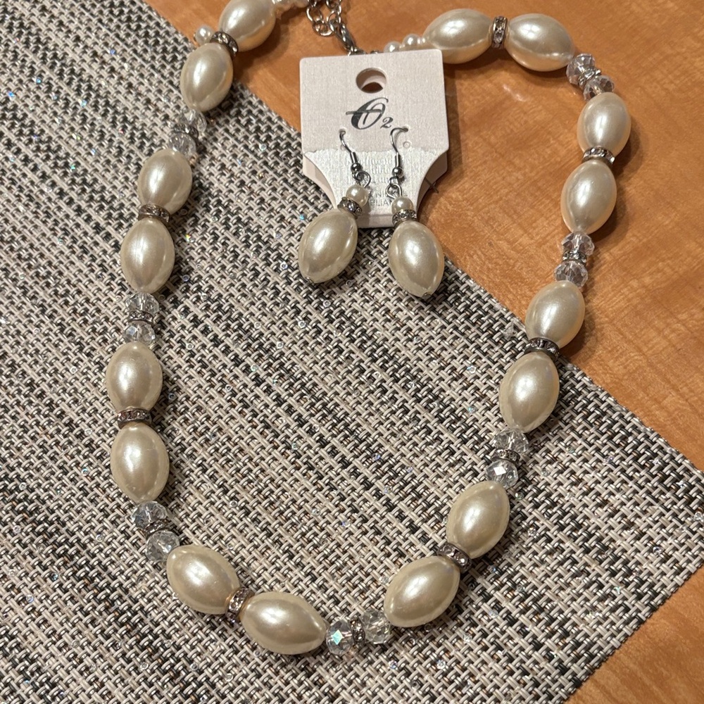 O2 Pearl and Crystal Necklace Set